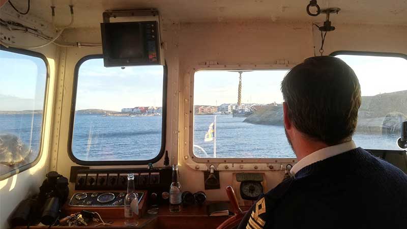 Styrhytt p� passagerarb�t med kapten vid kontrollpanelen � navigering och sj�resa i Bohusl�ns sk�rg�rd