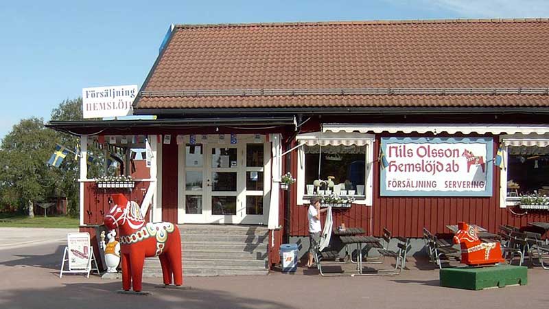 Tj�rnsapsbuss bes�ker Nils Olsson Hemsl�jd i Nusn�s � klassisk svensk dalah�sttillverkning i traditionell hantverksmilj�