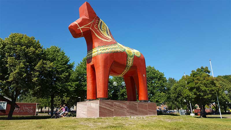 Den stora dalah�sten i Mora � svensk kulturikon i Dalarna, popul�rt stopp f�r Tj�rnarpsbuss