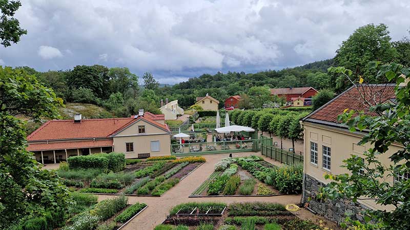 Gunnebo slotts franska tr�dg�rd i full blom under bussresa med Tj�rnarpsbuss