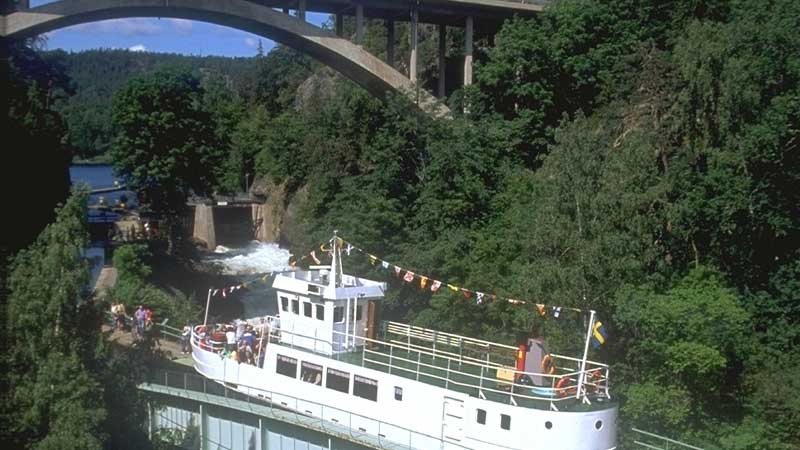 H�veruds akvedukt en solig sommardag under en guidad dagsutflykt med Tj�rnarpsbuss