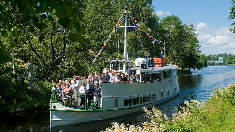 Kanalb�t p� tur passerar Mustadfors under sommaren l�ngs Dalslands kanal � rundresa med Tj�rnarpsbuss