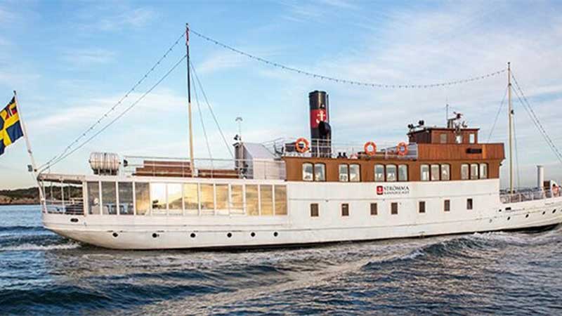 Sk�rg�rdsb�t under en tur i G�teborgs sk�rg�rd med trubadur och skaldjur p� en bussresa med Tj�rnarpsbuss