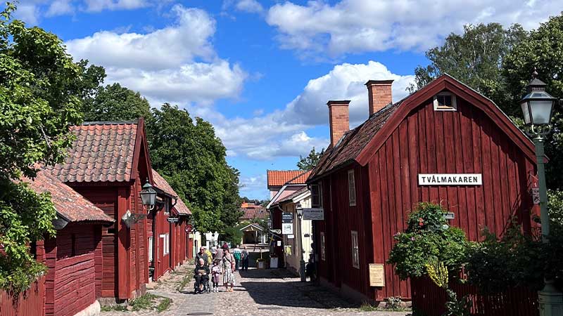 Gamla Link�ping med tv�lmakarens verkstad � levande kulturarv och historiskt hantverk