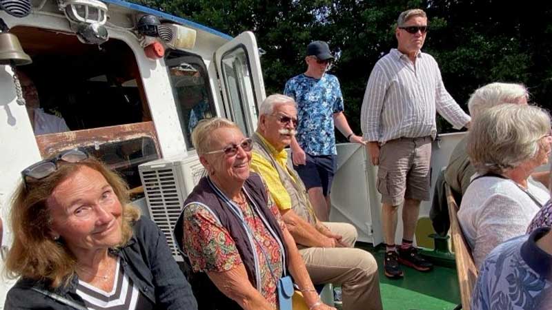 Glada Tj�rnarpsresen�rer njuter av b�ttur p� G�ta Kanal.