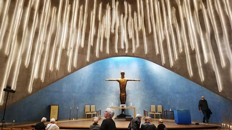 Bussresa med Tjörnarpsbuss till Nordkap via Norrskenskatedralen i Alta – designad av Peter Brandes