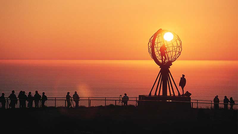 Res med Tjörnarpsbuss till Nordkap – Europas nordligaste udde på Magerøya med ikoniska Globemonumentet i bakgrunden