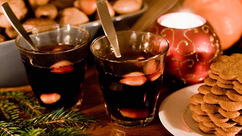 Julresa med Tjörnarpsbuss till Ronneby Brunn och njut av Gögg och Bingolottos uppesittarkväll