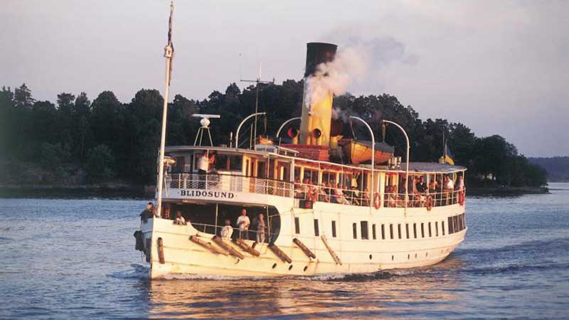 B�tkryssning i Stockholms sk�rg�rd p� solglittrande vatten f�rbi vackra �ar.