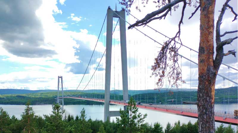 Utsikt �ver h�ga kusten bron p� v�r bussresa genom Sverige. 