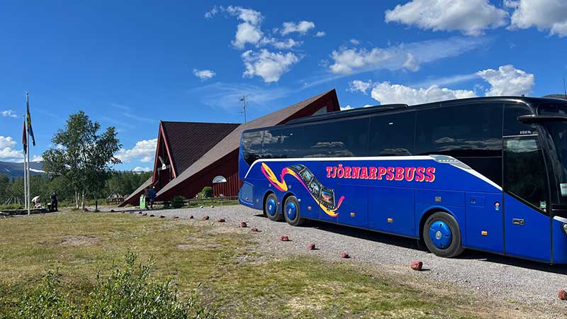 Tj�rnarpsbuss fina turistbuss i Nikkaloukta porten till Kebnekaise.