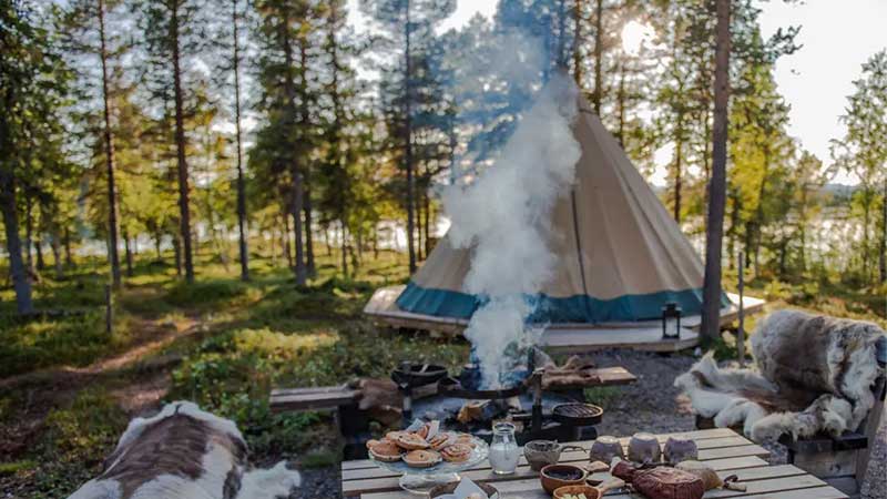 Samisk k�ta i S�pmi � en autentisk milj� d�r tradition m�ter smak. Upplev samisk matkultur med framdukat bord i fj�llv�rlden