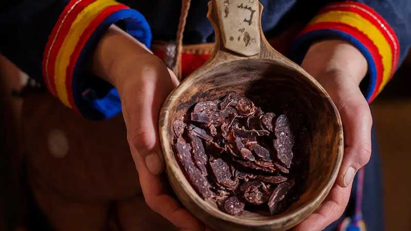 Torkat renk�tt i samisk k�sa � en smakrik delikatess fr�n S�pmi. Upplev traditionell mat och hantverk i den nordiska vildmarken