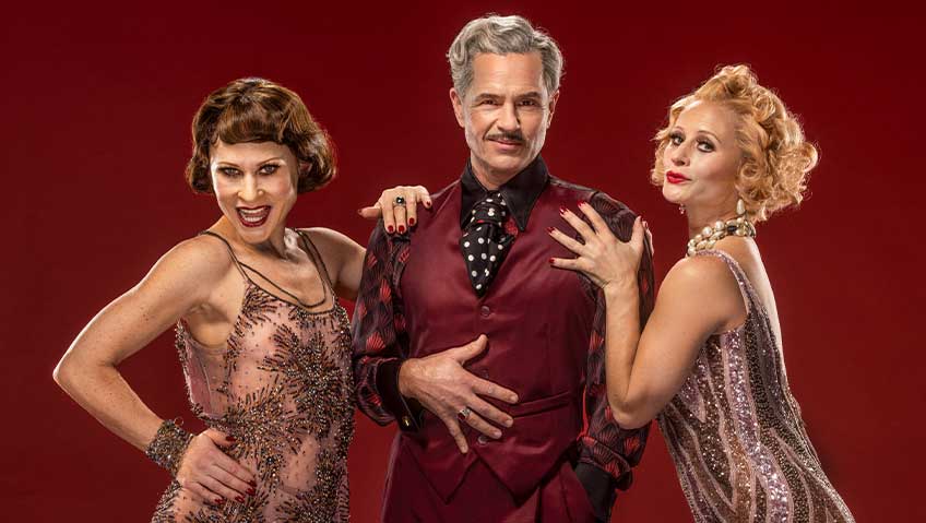 Peter Jöback, Hanna Lindblad och Ellen Lindblad i musikalen Chicago på Oscarsteatern – en glittrande uppsättning fylld av jazz, glamour och ikoniska shownummer