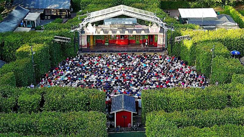 Fredriksdals friluftsteater i Helsingborg d�r det spelas musilaiska farser p� sommaren. 