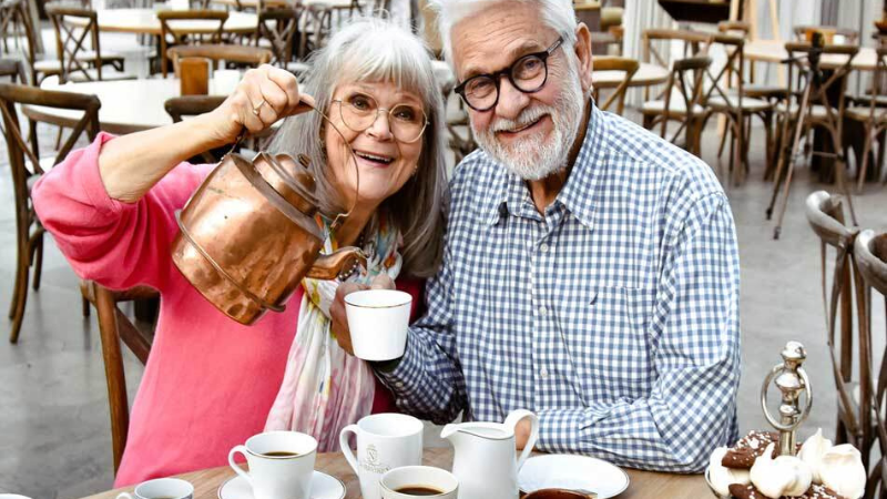 Kafferep till Hasse och Monica – scen fran varm och humoristisk hyllning med kakor, skratt och nostalgi i klassisk svensk tradition
