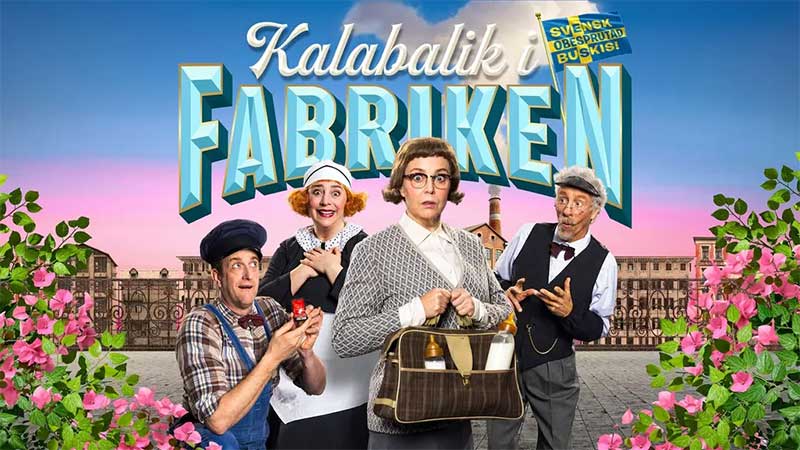 Kalabalik i fabriken en komisk scen i industriell miljo med skadespelare mitt i förvirring och fabrikskaos. Teater i Stockholm