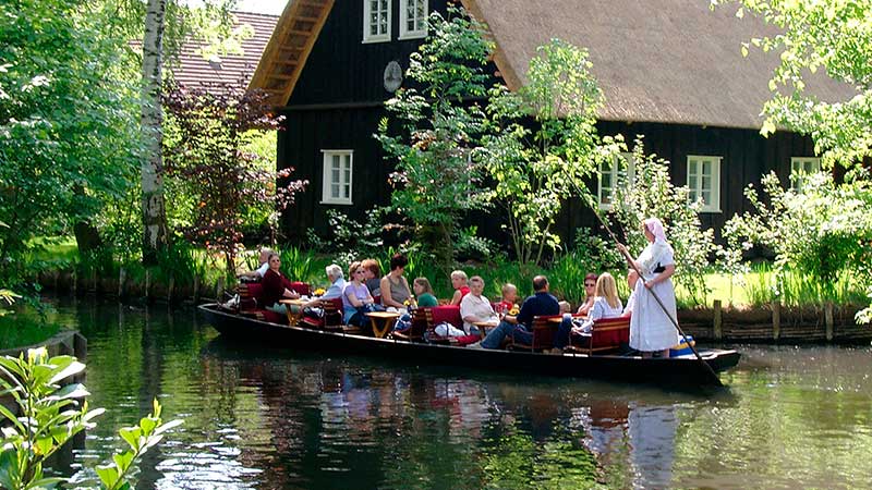Vi �ker med flatbottnade b�ter, kahns p� floden spree under en bussresa till Berlin med Spreewald.