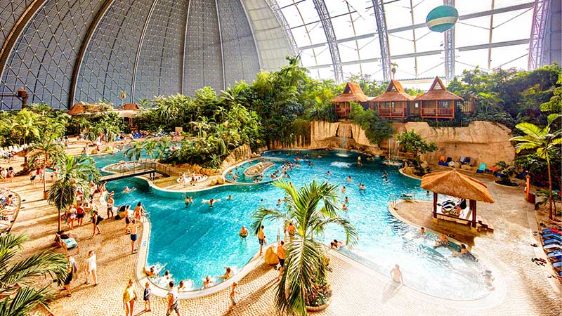 upplev tropisk v�rme, strand och bad p� Tropical Island. H�r finns rutchkanor, bubbelpooler avkoppling och lek allt i en gigantisk sf�risk byggnad s�der om Berlin. 