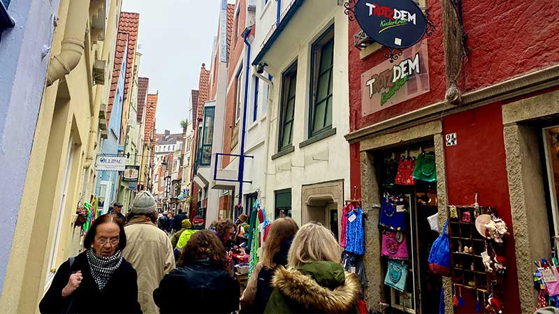 Trevlig shopping i de mysiga gr�nderna i schnoorviertel i den gamla Hansa staden Bremen.