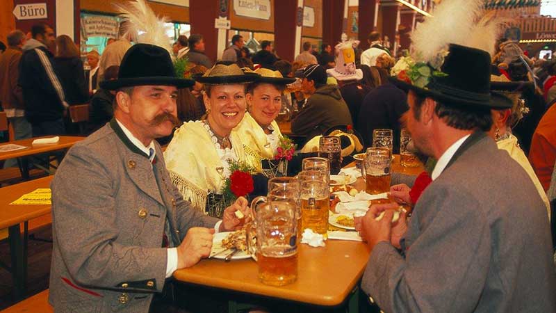På oktoberfesten serveras kyckling, korvar, kringlor och öl i mängder och allt avnjutes till medryckande musik.