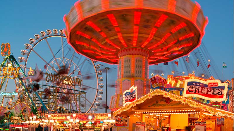 Tivolit med pariserhjul och sl�nggunga p� Bremer Freimarkt under oktoberfesten.