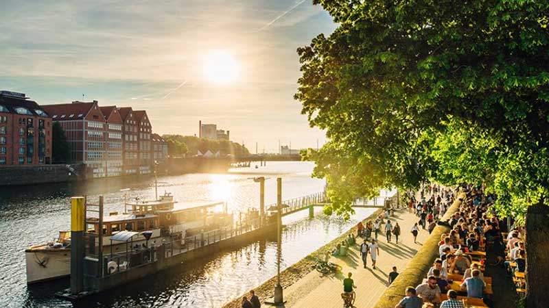 Hamnen i Bremen med kanalb�tar och trevliga promenadstr�k och uteserveringar