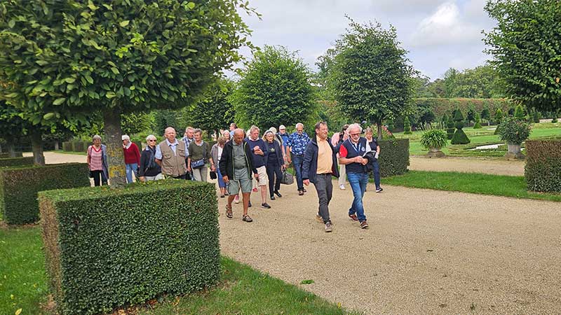 Tj�rnarpsbuss grupp i Hundisburg slottspark � barocktr�dg�rd och historisk milj� i Tyskland