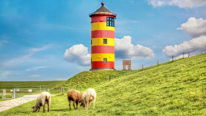 Gul‑r�d Pilsumer Leuchtturm � ikonisk fyr i UNESCO skyddat Waddenhavsomr�de