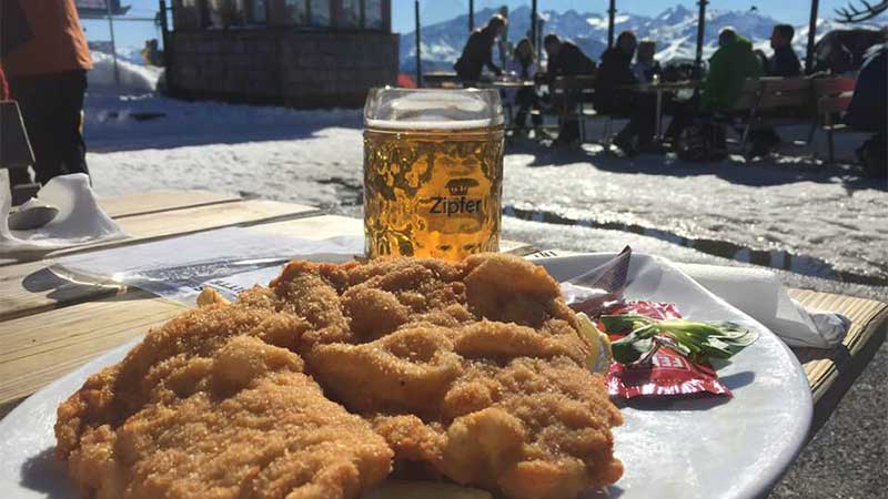 Att �ta schnitzel och en kall �l smakar allra b�st i backen under en h�rlig skidresa i Saalbach Leogang