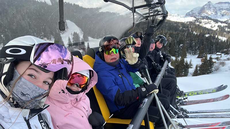 Skidlift i Dolomiterna 8 personer i uppv�rmnda sk�na s�ten p� v�g upp i de h�rliga pisterna i Dolomiti superski