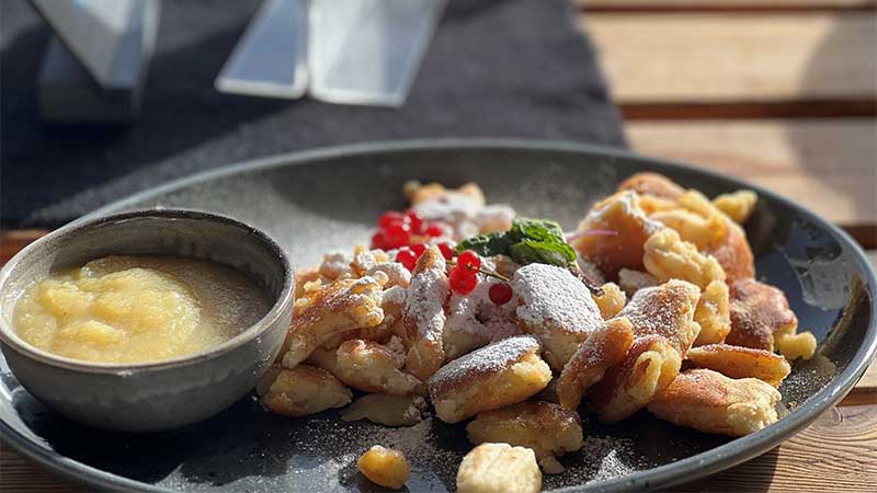 Kaiserschmarrn – klassisk österrikisk dessert serverad under sportlovets skidresa till Saalbach med Tjörnarpsbuss