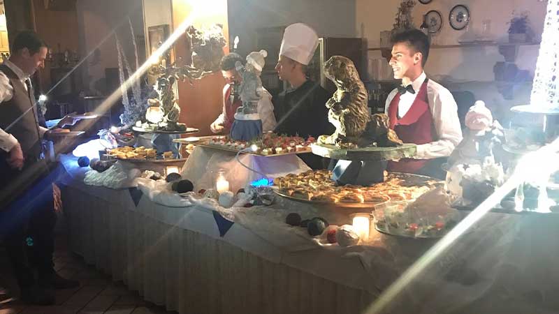 H�rlig buff� p� hotellet under din skidresa till Val Di Fassa i Dolomiterna under sportlovet med Tj�rnarpsbuss