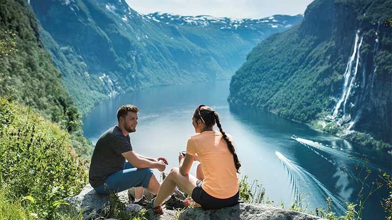 Utsikt �ver Geirangerfjorden med pampiga vattenfall.