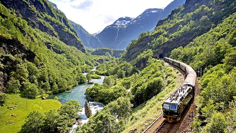 Fl�mbanan genom det m�ktiga Norska landskapet med fj�ll och fjordar.