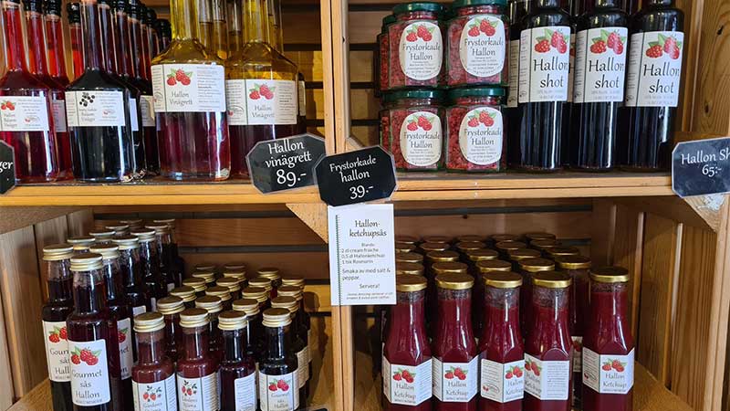 Lokalproducerade varor sylt, saft och marmelader s�ljes.